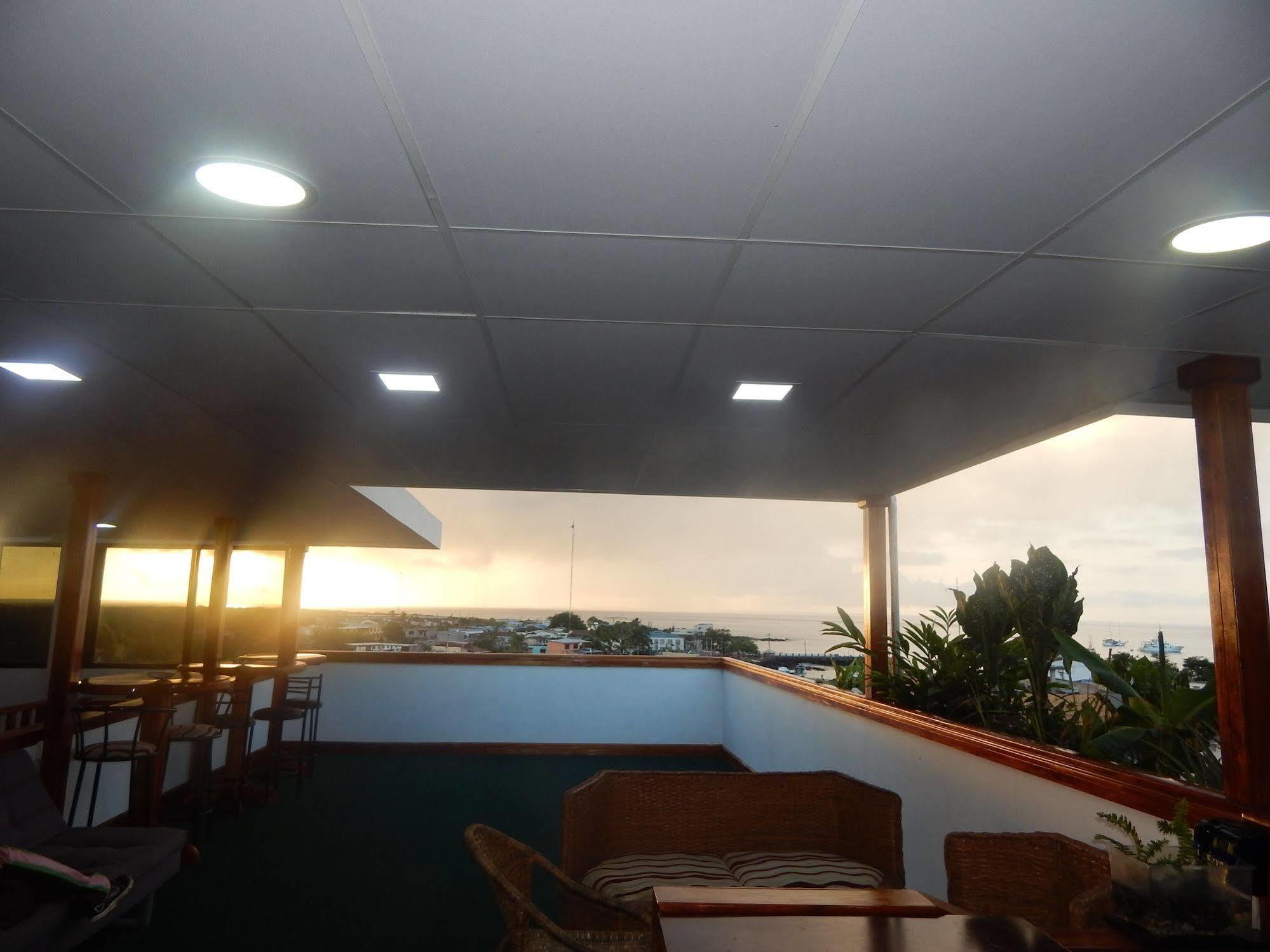 Hotel Los Algarrobos Puerto Baquerizo Moreno Exterior foto